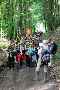 Die Wallfahrtsmusikanten unter Leitung von Günter Straub, Waldfenster haben beim Kreuzweg in dem steilen Waldstück eine schwere Aufgabe zu meistern.